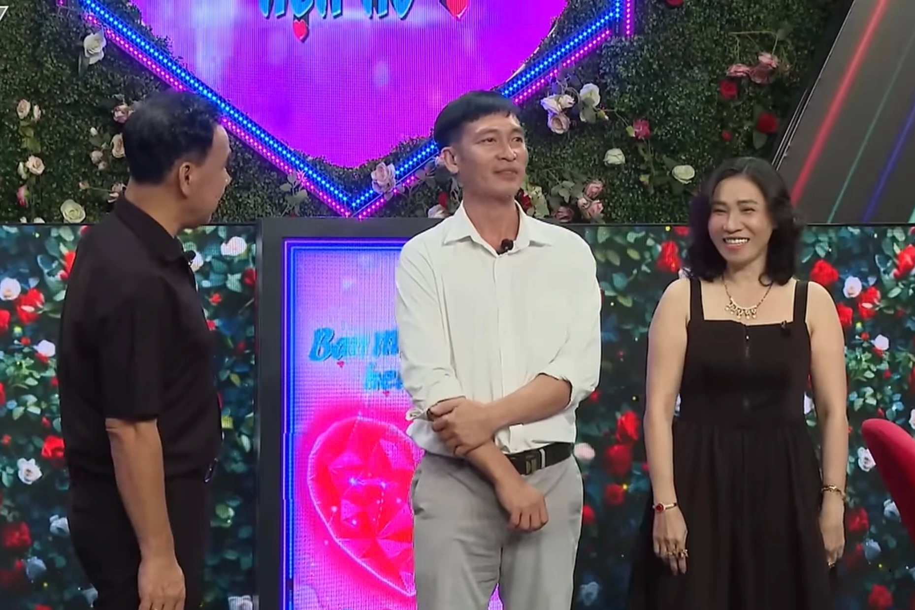 Được khen đẹp đôi, bà chủ quán karaoke vẫn từ chối hẹn hò với bố đơn thân