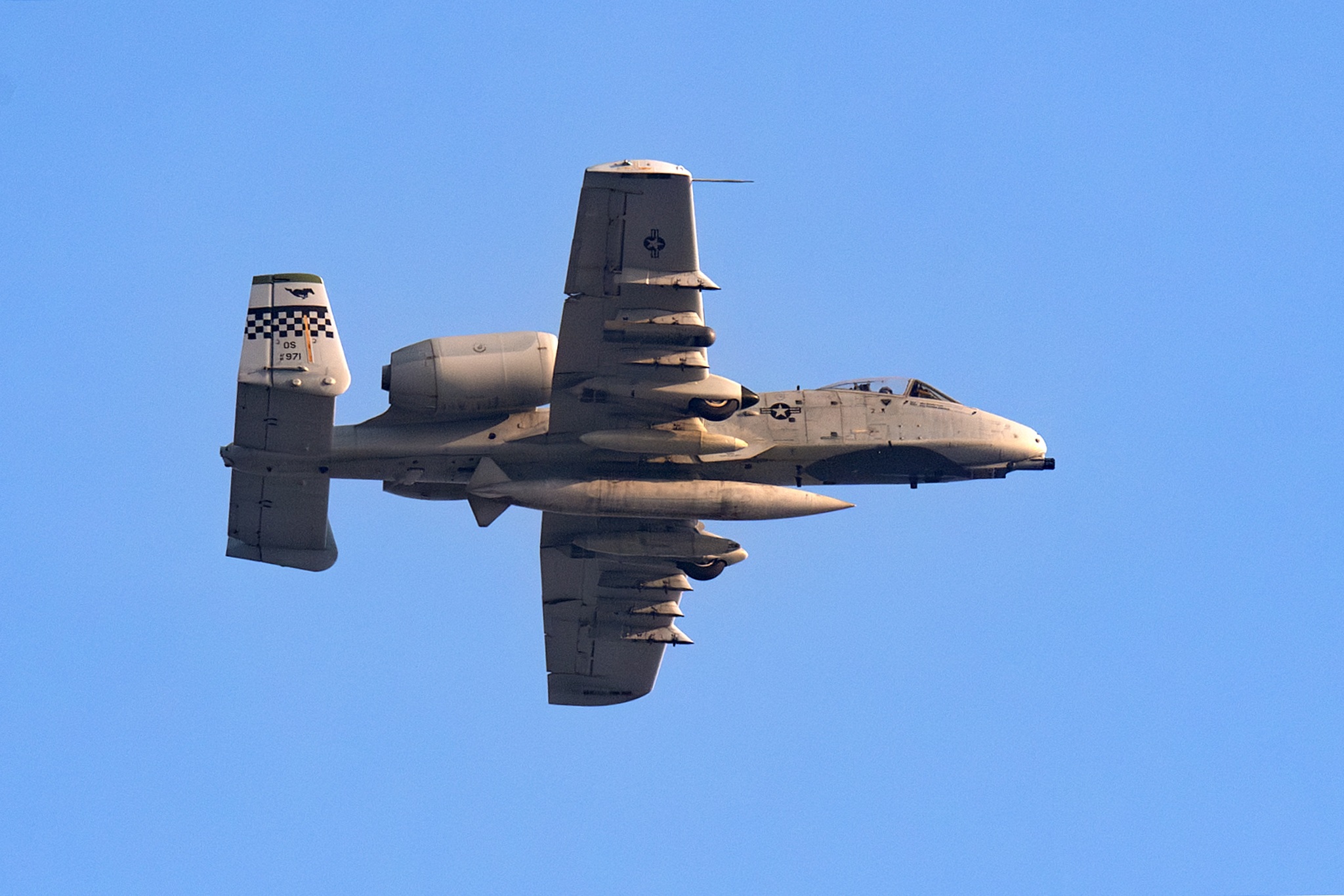 2 cường kích "Lợn lòi" A-10 và C-130 của Mỹ cất cánh rời sân bay Gia Lâm