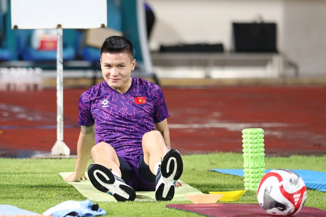 Quang Hải phải tập riêng trên đất Singapore