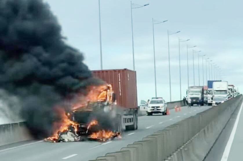 Xe container bốc cháy, cao tốc TPHCM - Dầu Giây ùn tắc 5km