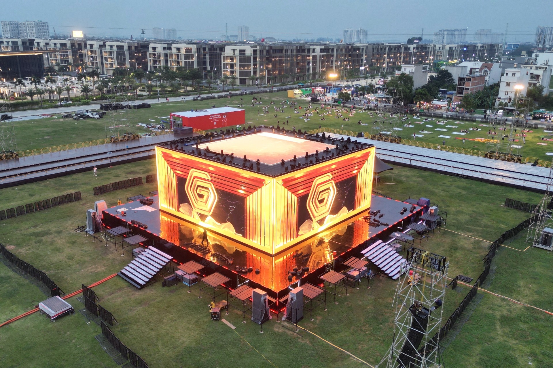 Hé lộ sân khấu lập phương khổng lồ trong đêm countdown tại The Global City