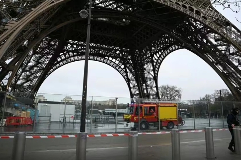 Chuông báo cháy kích hoạt ở tháp Eiffel, hơn 1.200 du khách sơ tán