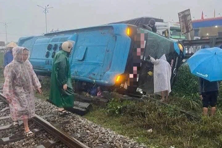 Xe giường nằm bị lật sát đường sắt, 3 người bị thương