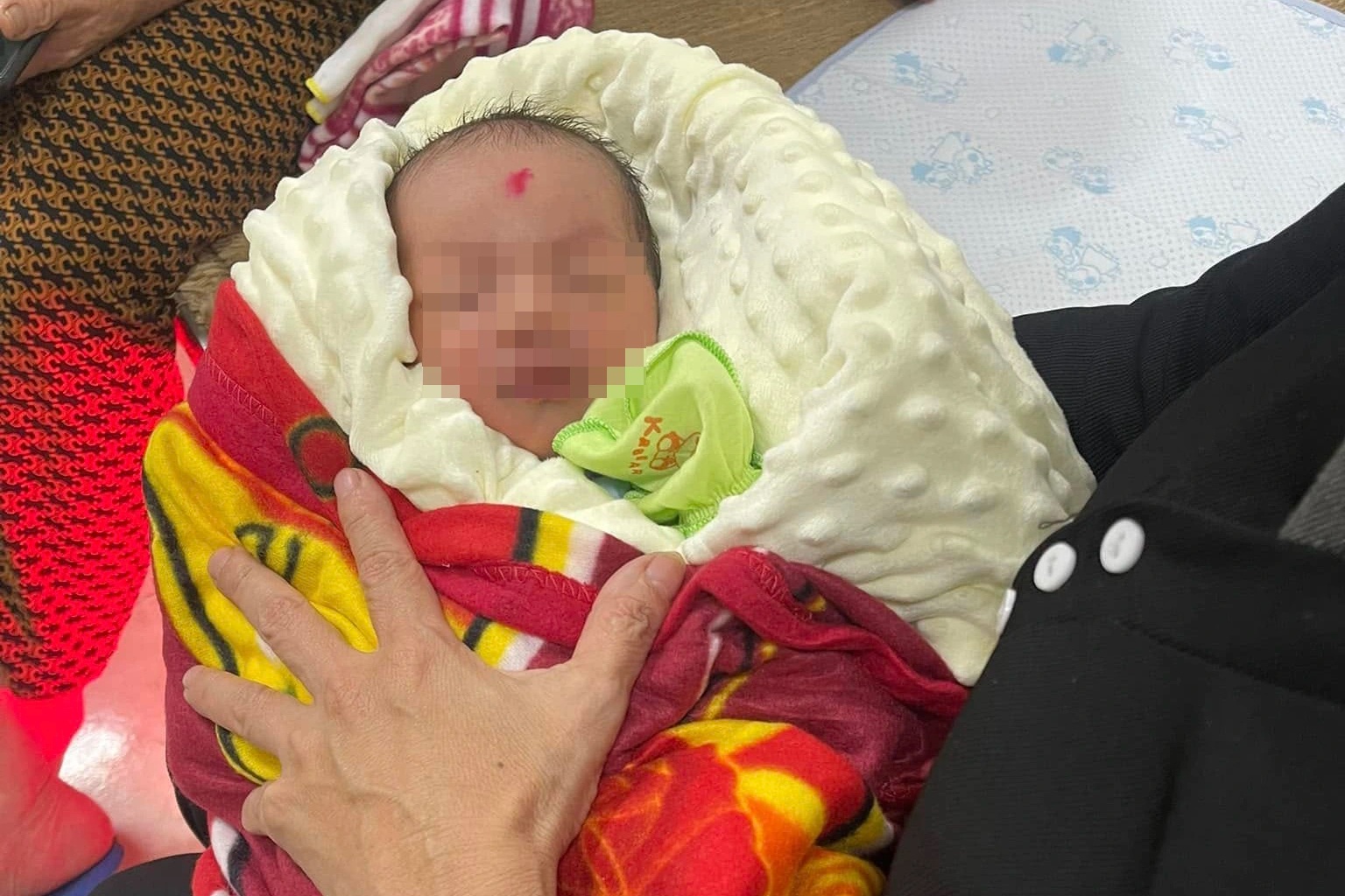 Bé trai sơ sinh bị bỏ rơi kèm mảnh giấy “cháu không đủ khả năng nuôi”