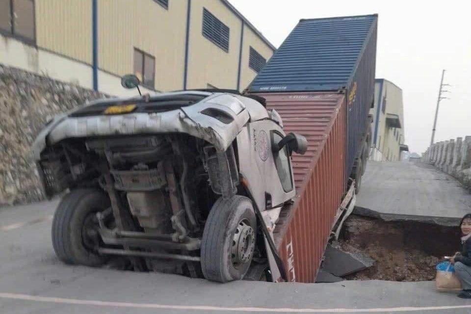 Xe container "gãy cổ" khi sụt xuống hố trong khu công nghiệp