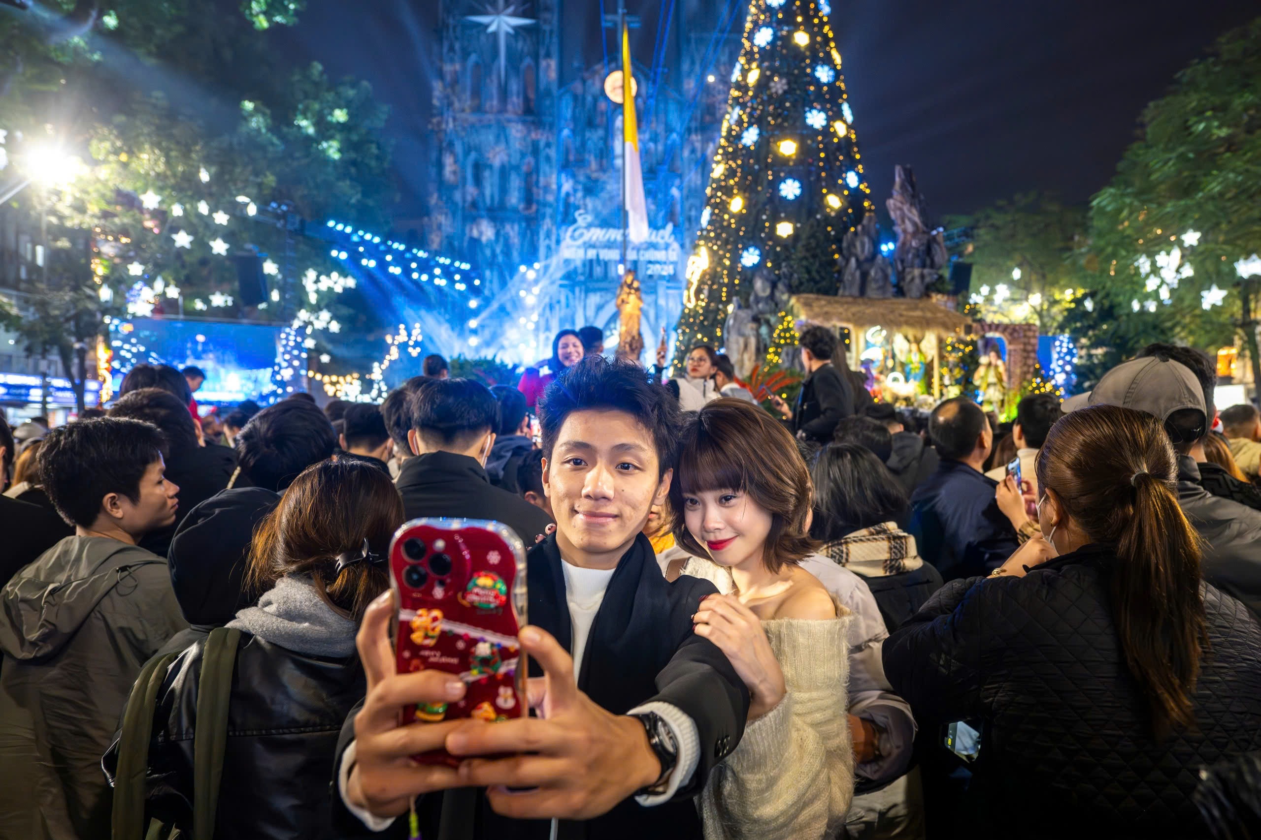 Hàng nghìn người đổ về Nhà thờ Lớn Hà Nội đón Giáng sinh