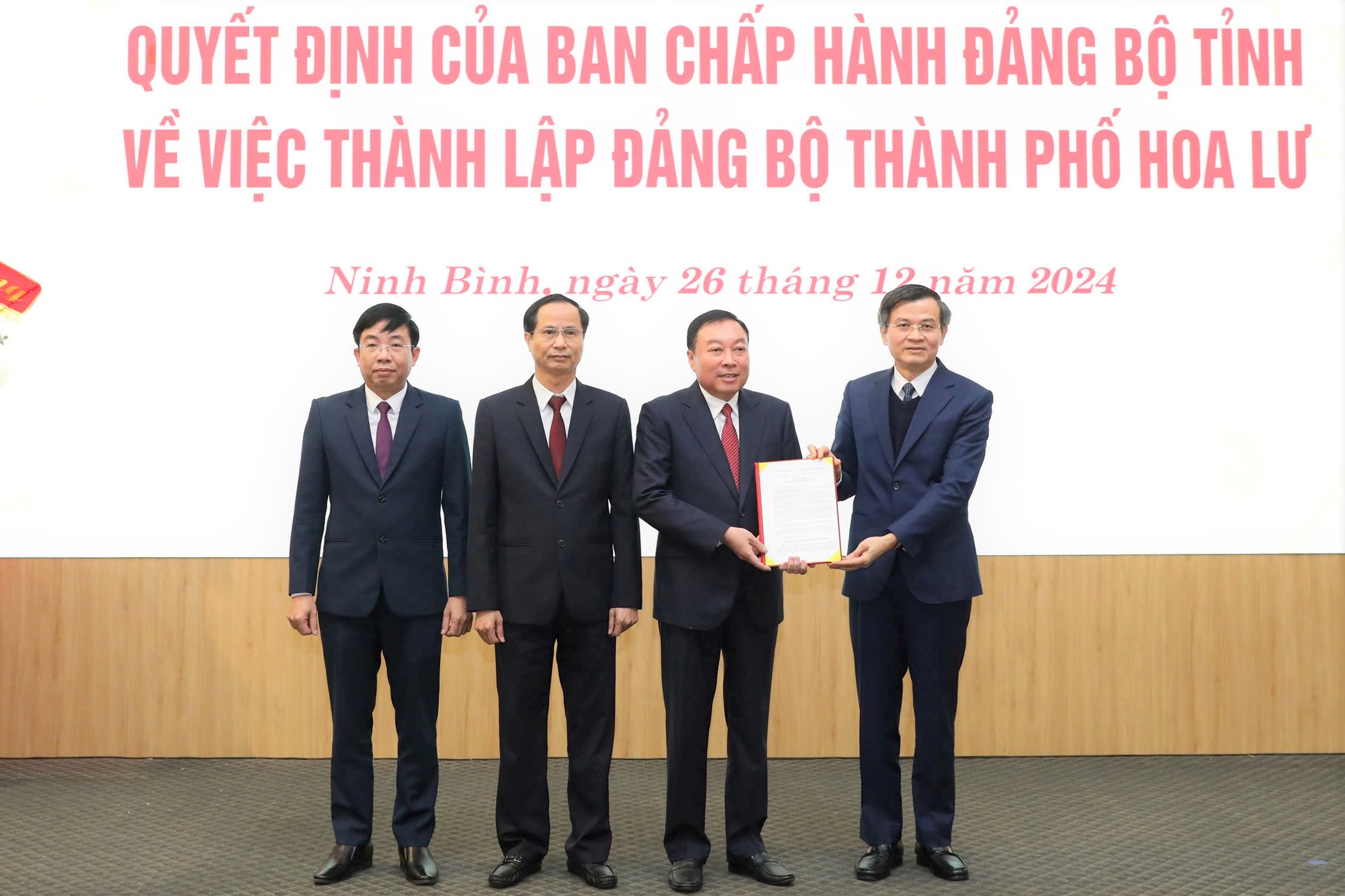 Thành lập Đảng bộ thành phố Hoa Lư, chỉ định bí thư thành ủy