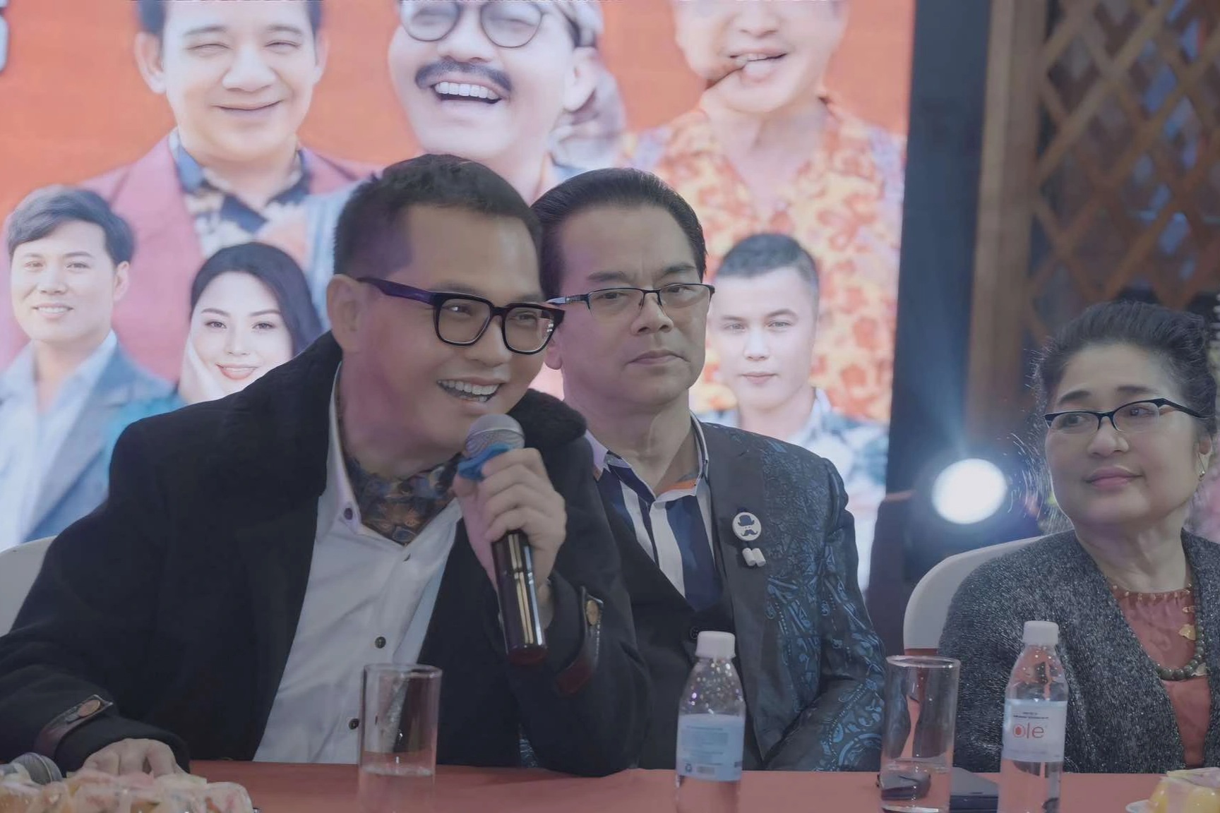NSND Trung Hiếu nói gì khi được hỏi "đưa vợ hay ghen" vào phim hài?