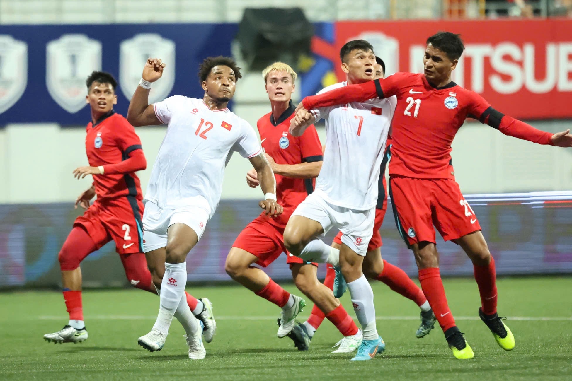 Singapore 0-0 Việt Nam (hiệp 2): Duy Mạnh, Tấn Tài vào sân