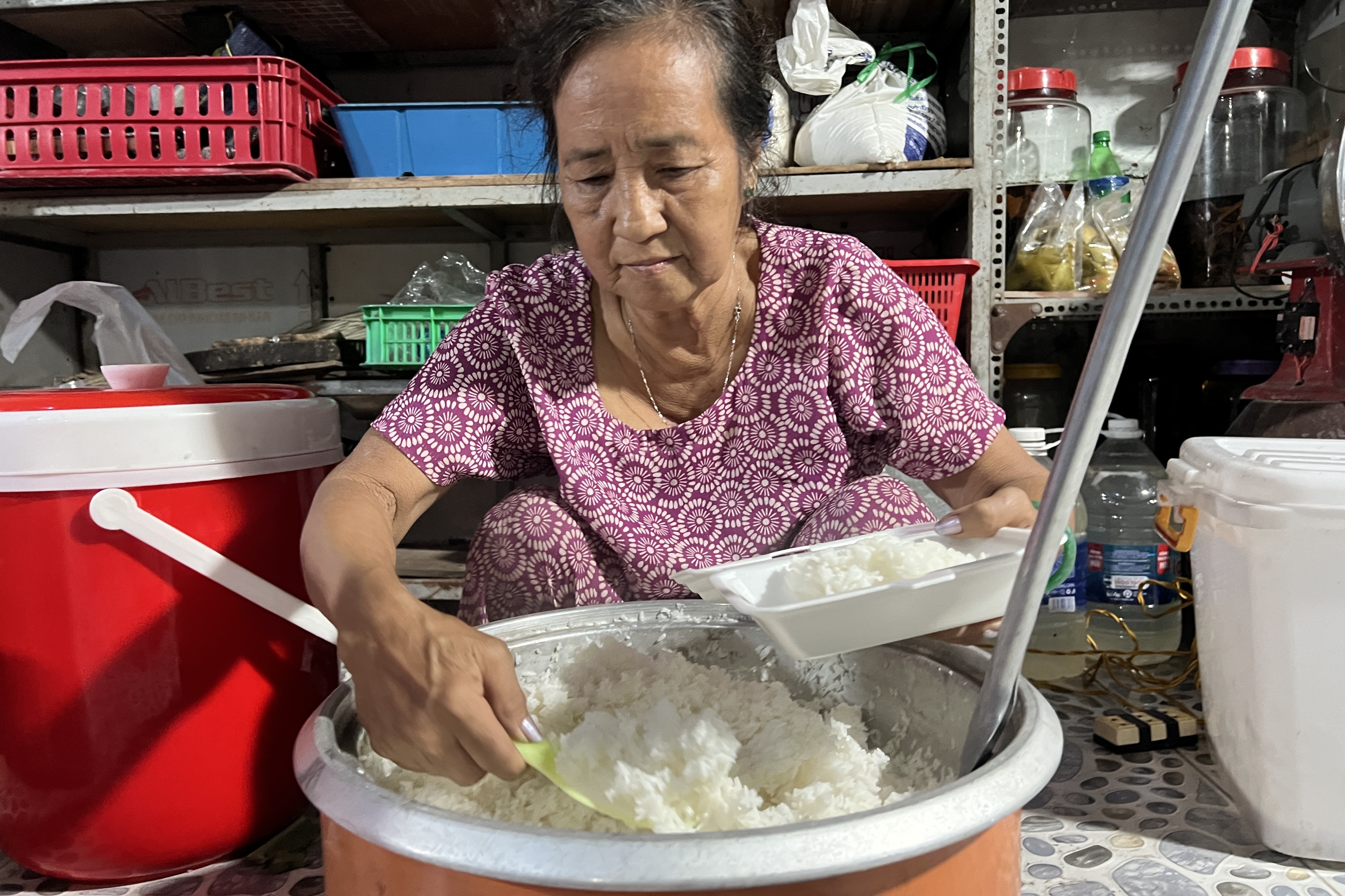 Cụ bà nấu cơm, hỗ trợ chỗ ở cho các nạn nhân vụ cháy nhà trọ ở TP Thủ Đức