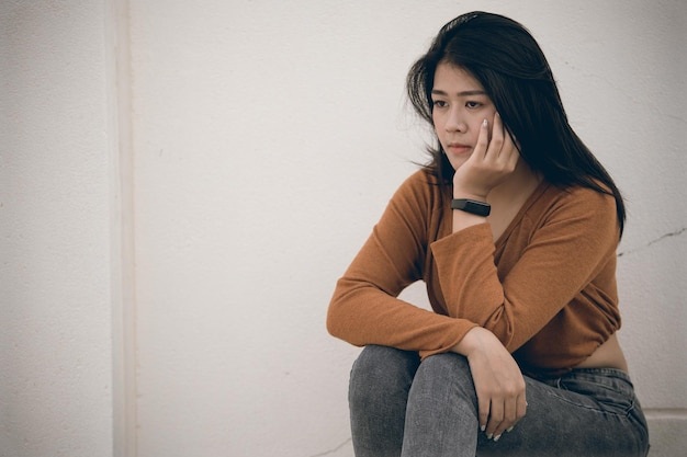 Chồng bắt tôi "tuyệt giao" với hàng xóm nhưng lại lén lút sang nhà chị ấy