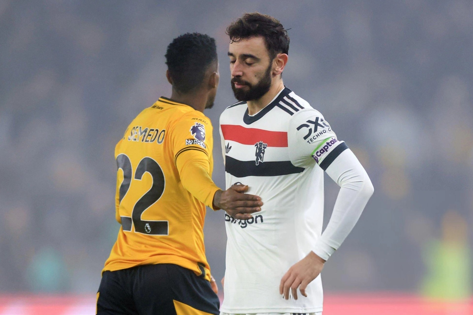 Fernandes bị đuổi, Man Utd gục ngã trên sân Wolves