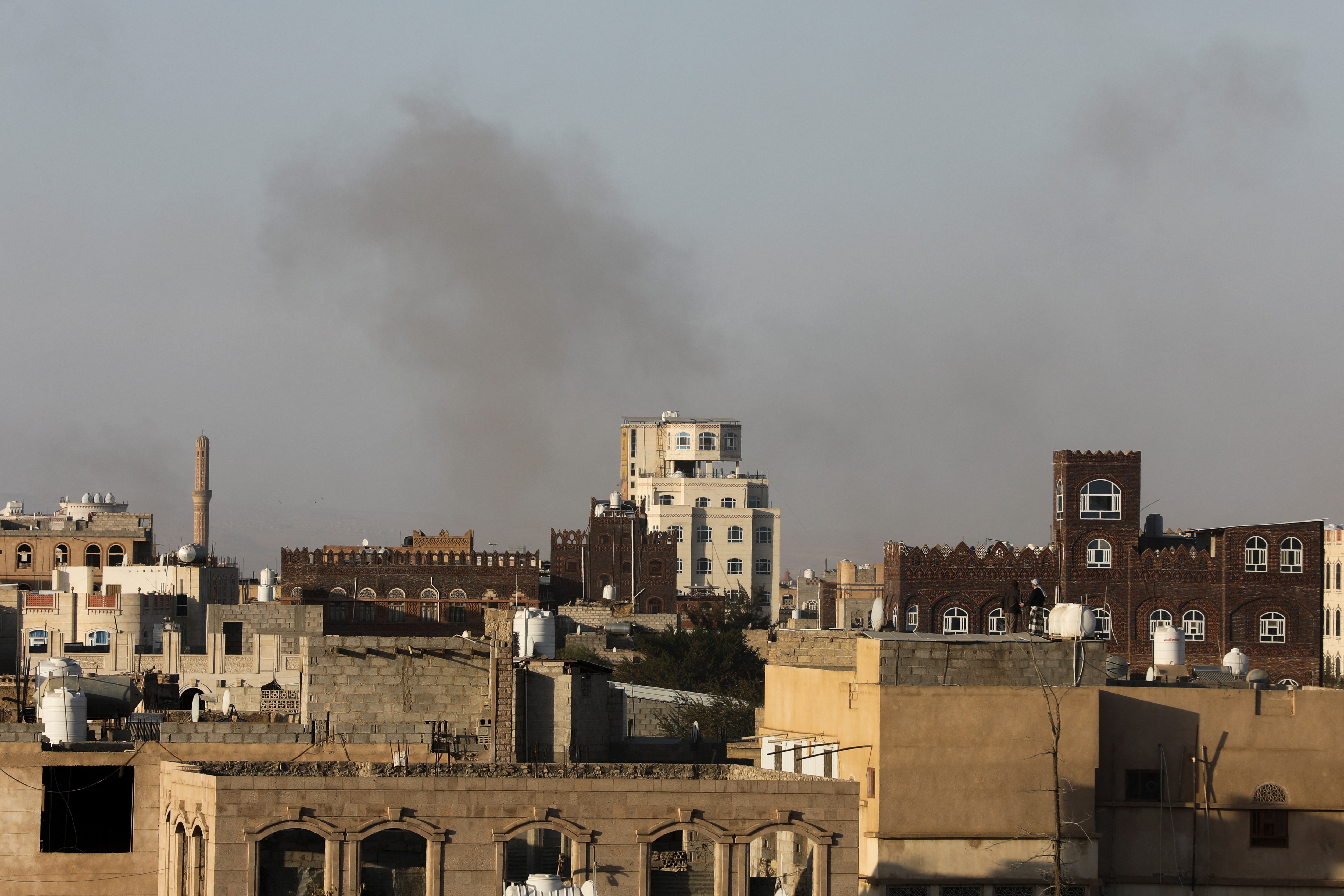 Israel không kích sân bay Yemen khi Tổng giám đốc WHO chuẩn bị lên máy bay