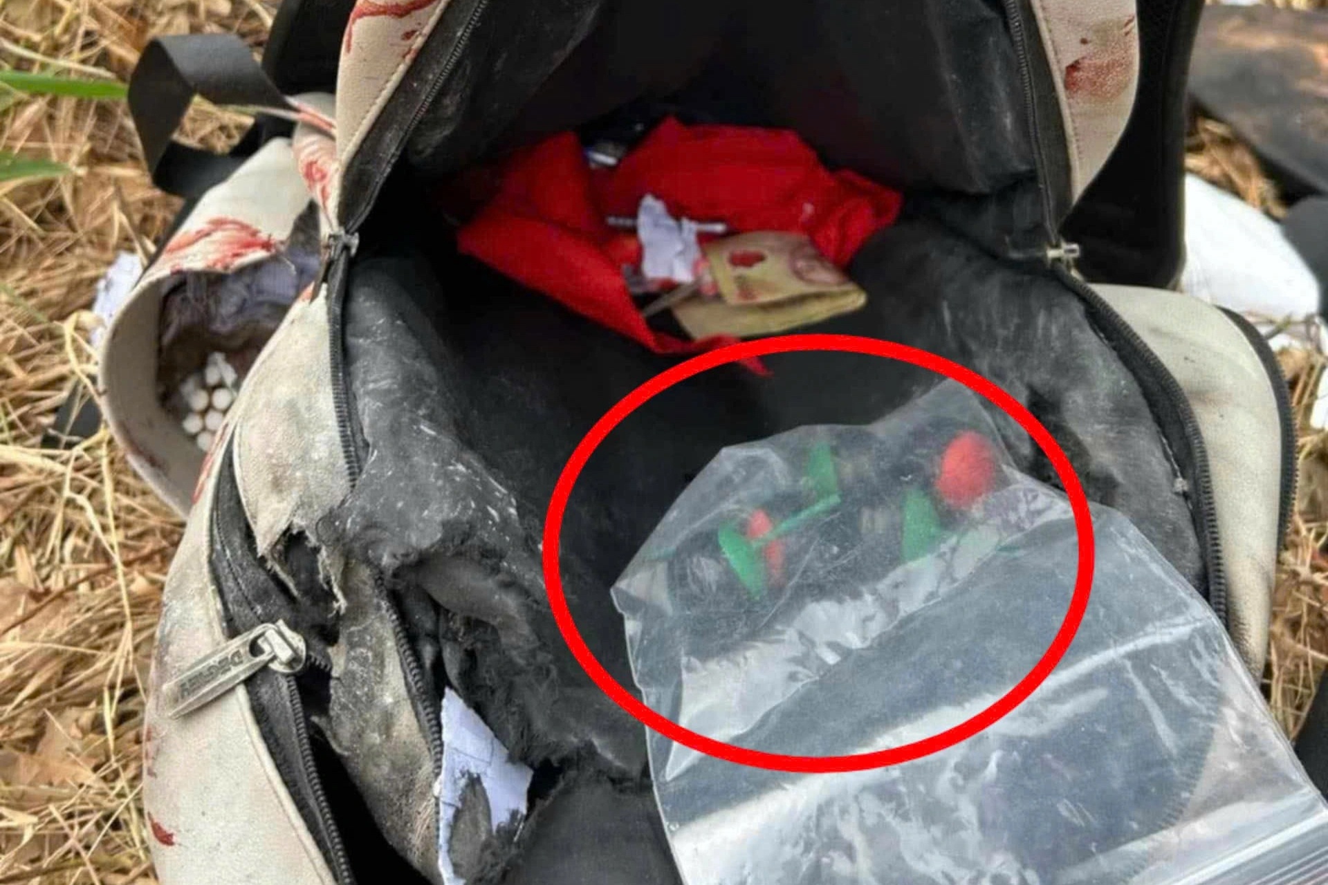 Nam sinh ở Bình Dương bị dập nát bàn tay vì chơi pháo