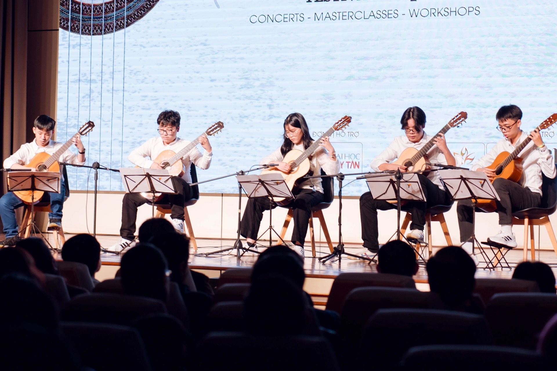 Nhóm nghệ sĩ trẻ Việt Nam mở màn ấn tượng ở Festival Guitar Quốc tế Đà Nẵng