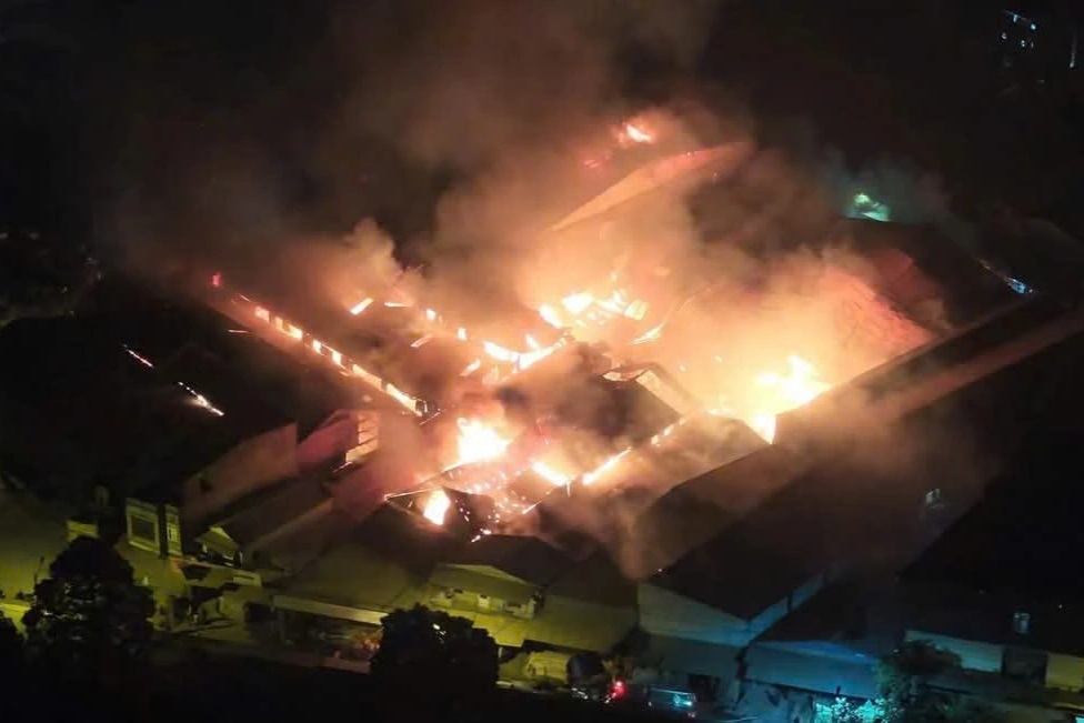 10 xưởng gỗ ở Hà Nội bốc cháy ngùn ngụt