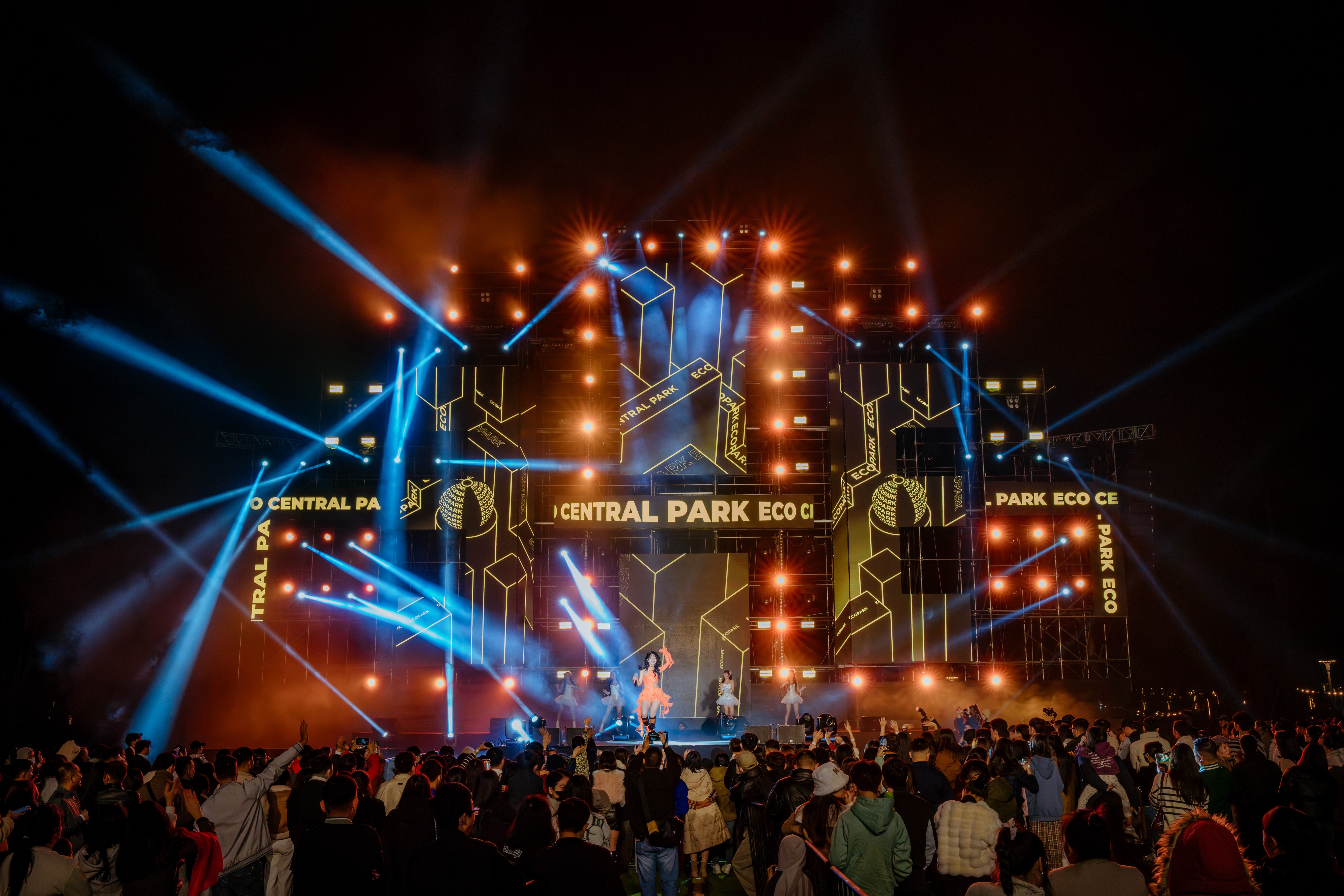 Eco Central Park Countdown 2025 - sự kiện chào đón năm mới đầy cảm xúc