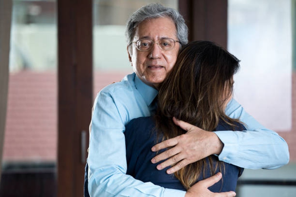 Nghe tin con rể ngoại tình, bố bỗng nói một câu khiến tôi òa khóc