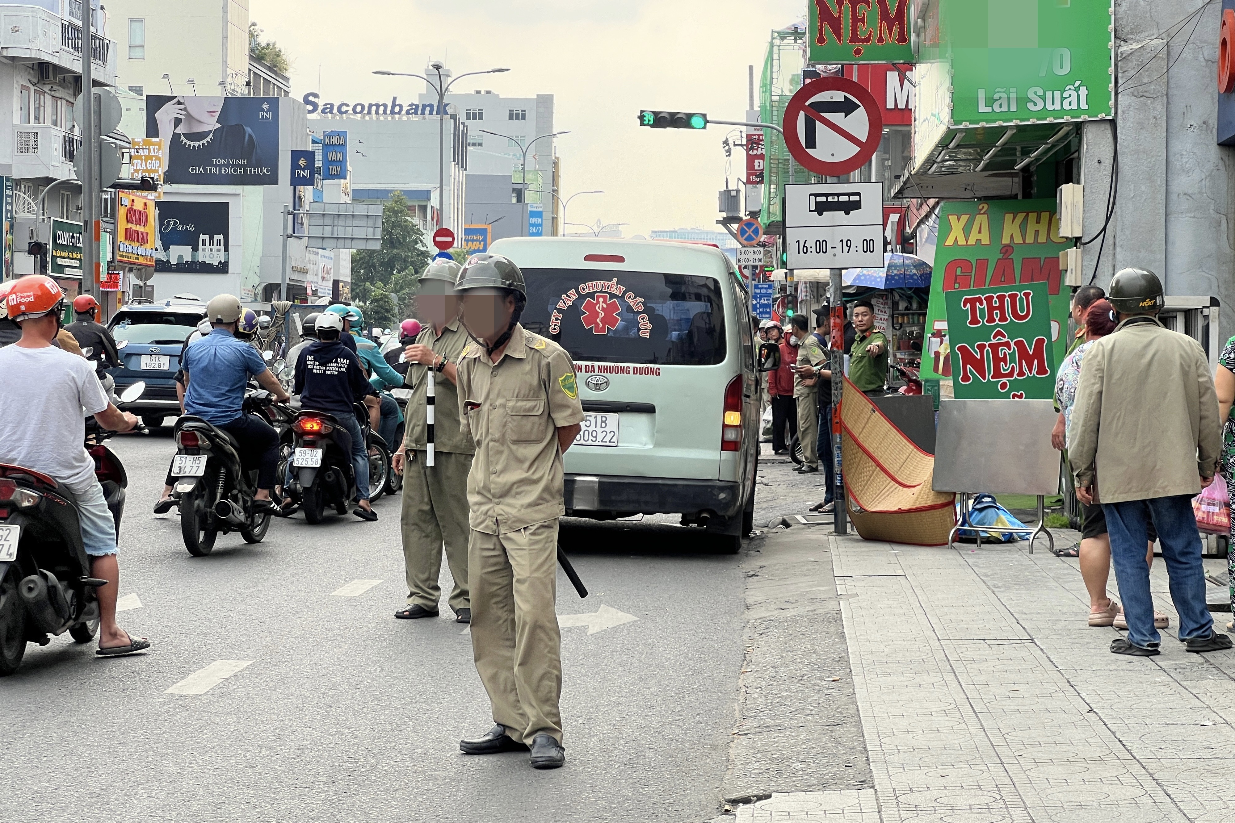 Người đàn ông nằm chết trước trụ sở ngân hàng ở TPHCM