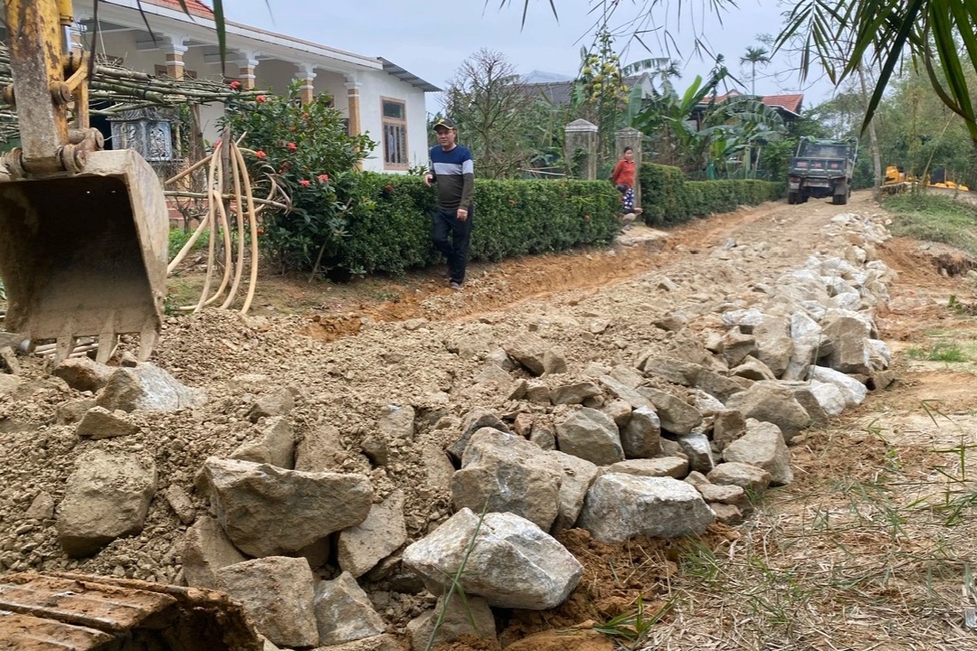 Bờ sông ở Huế sạt lở sau tiếng nổ: Khắc phục khẩn cấp bằng đá hộc