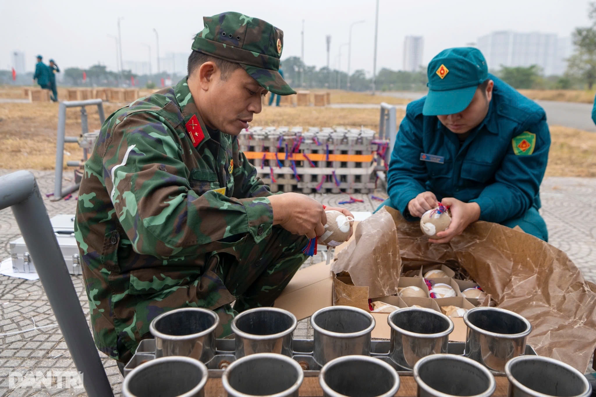 Hân hoan chờ đón các màn bắn pháo hoa, đếm ngược chào năm mới 2025