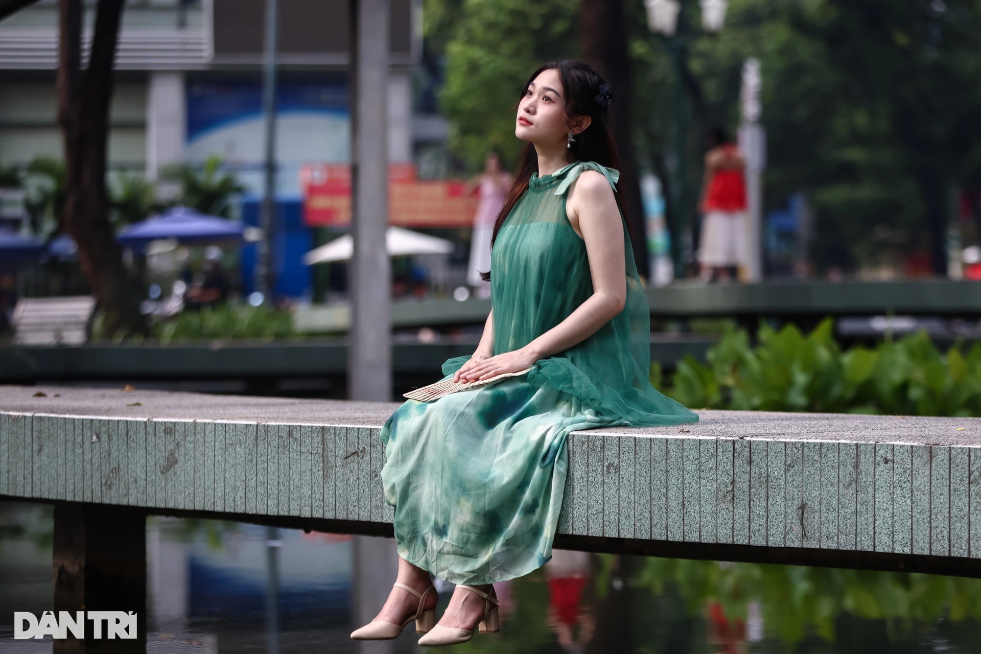 "Nàng thơ" xúng xính áo dài xuống phố chụp ảnh đón Tết sớm