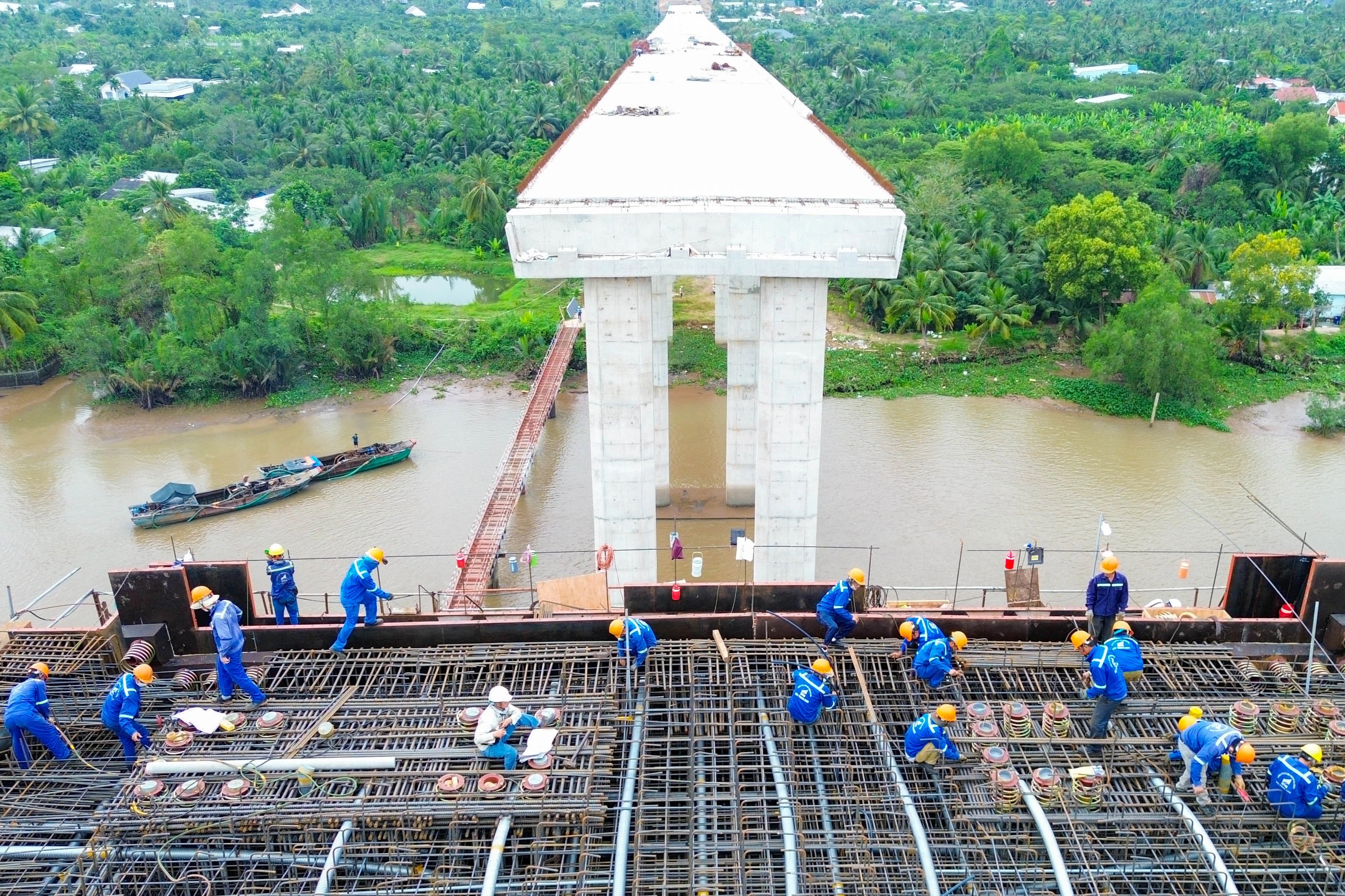 Không khí khẩn trương ở các công trình trọng điểm ngày đầu năm