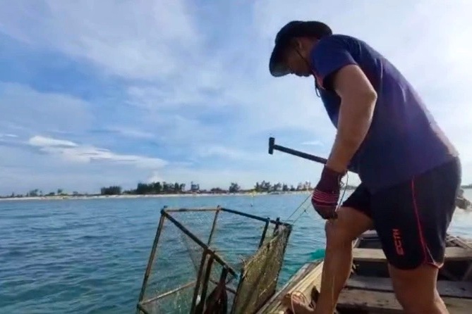 Vướng vào dây neo thuyền đánh cá, ngư dân bị kéo xuống biển