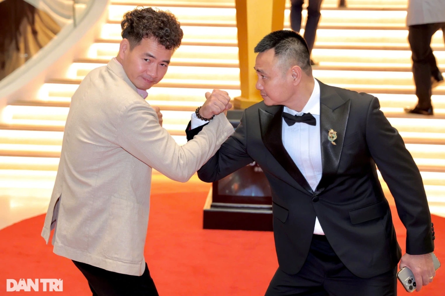 "Anh tài" Tự Long lịch lãm, đối đầu Xuân Bắc trên thảm đỏ VTV Awards 2025
