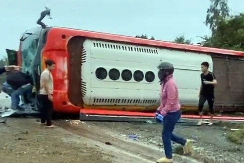 Xe khách lật ngang, người dân đập cửa kính giải cứu hành khách