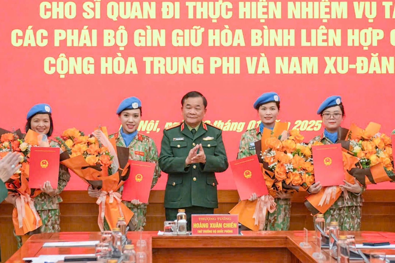 8 sĩ quan Việt Nam lên đường nhận nhiệm vụ gìn giữ hòa bình Liên Hợp Quốc