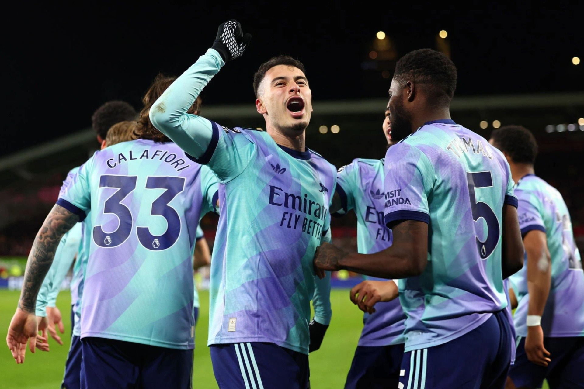 Arsenal tiếp tục bám đuổi đội đầu bảng Liverpool