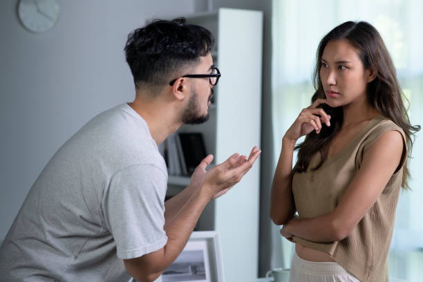 Bị chồng đánh để "ra oai" với họ hàng, tôi sốc nặng bỏ luôn ăn giỗ ông nội