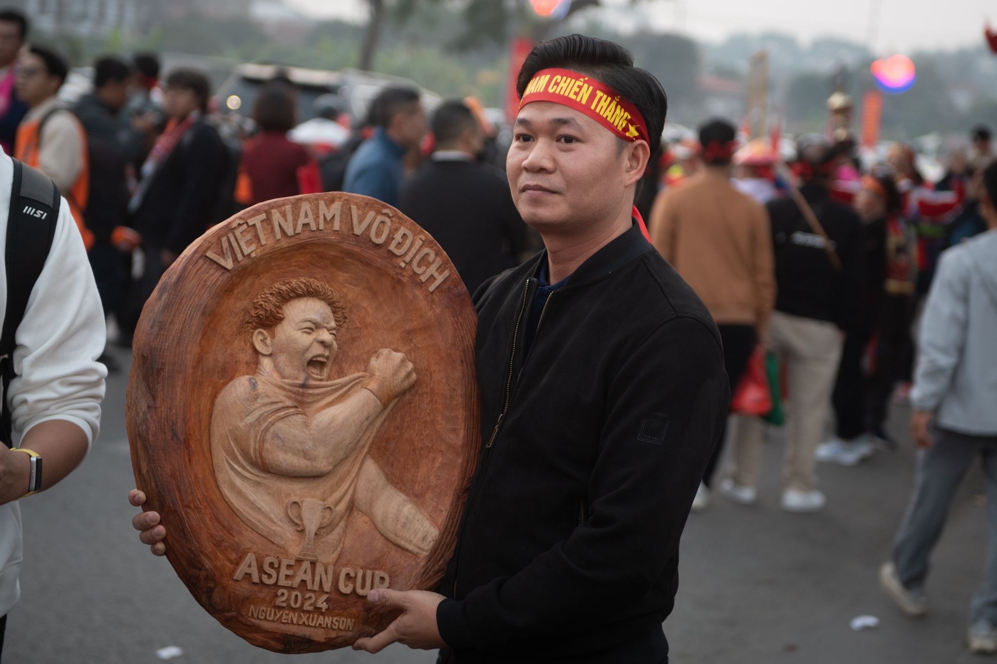 Cổ động viên điêu khắc chân dung Xuân Son cổ vũ đội tuyển Việt Nam