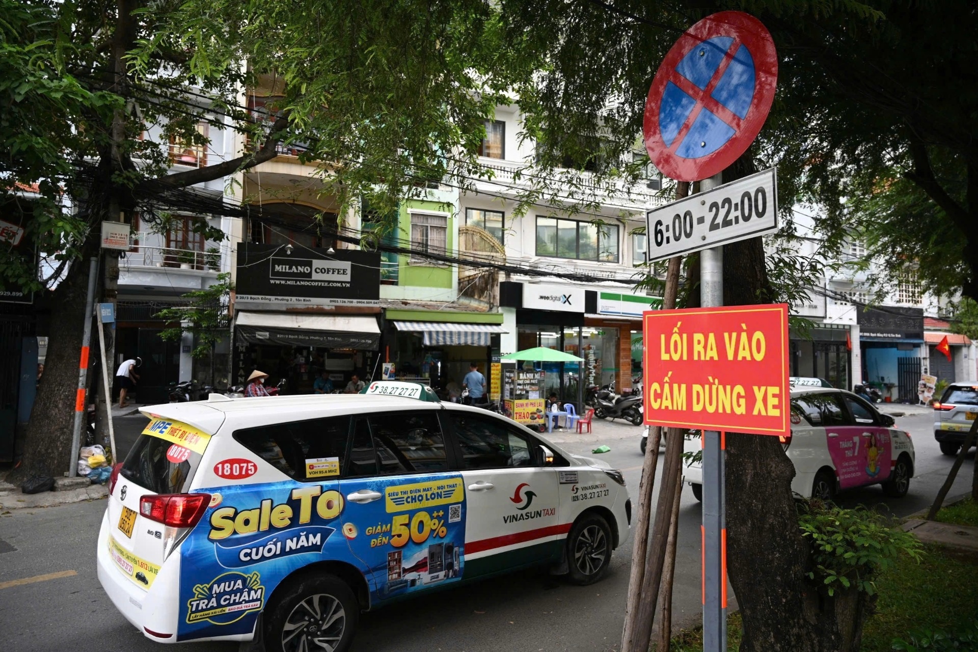 Taxi dừng đỗ tràn lan ở nhiều tuyến đường xung quanh sân bay Tân Sơn Nhất