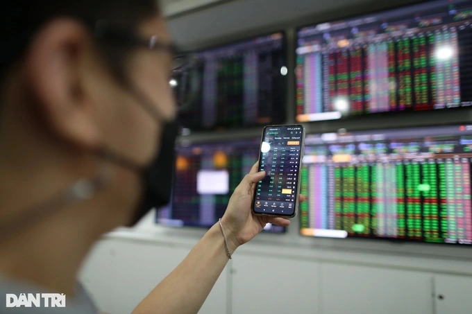 Tâm lý hoảng loạn bao trùm, nhà đầu tư chứng khoán nên làm gì?