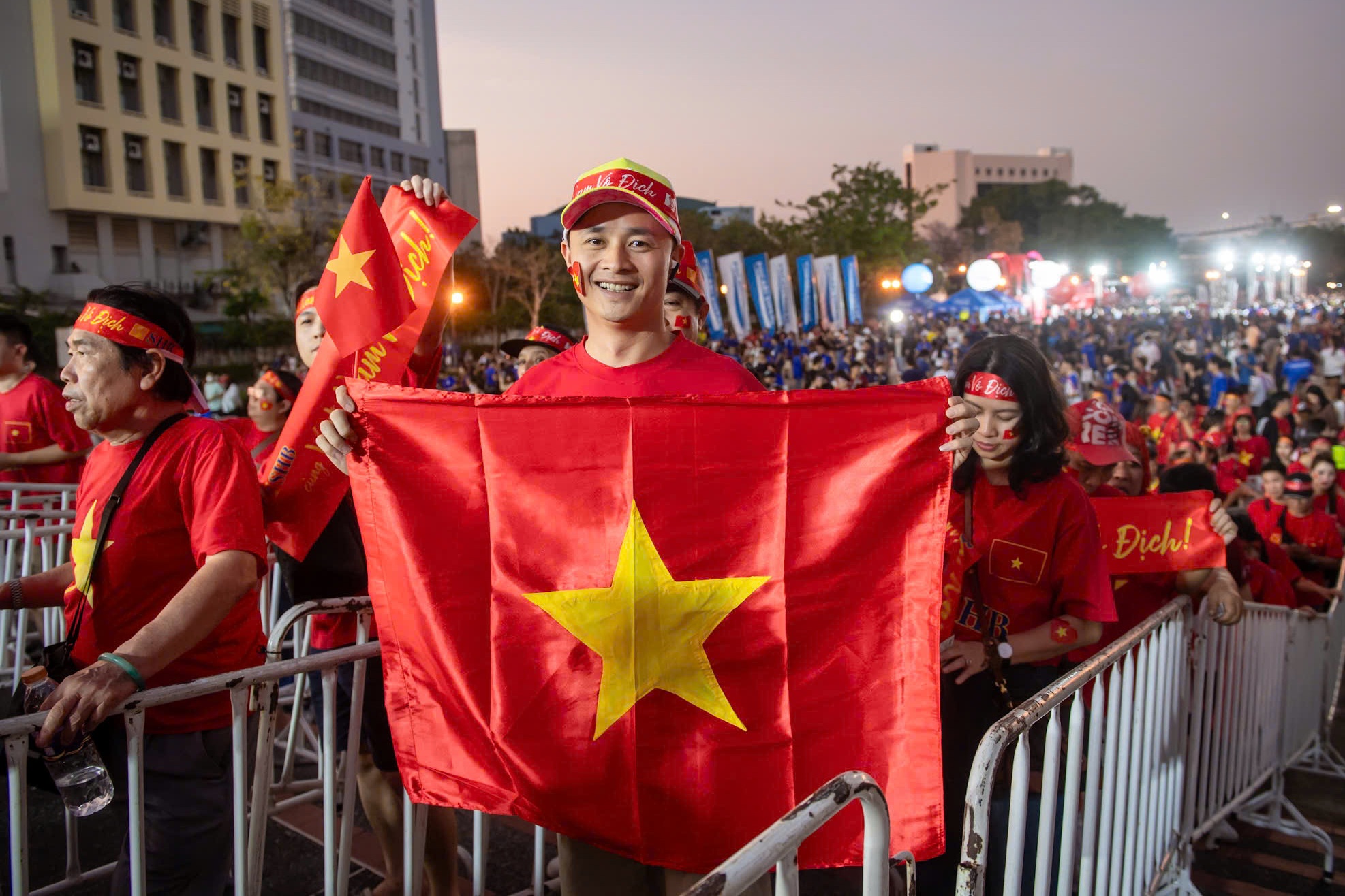 Người hâm mộ phủ đỏ SVĐ Thái Lan, cổ vũ tuyển Việt Nam giành cúp vô địch