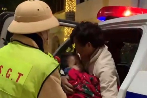 Người đàn ông ôm con co giật chạy ra đường, được CSGT hỗ trợ đi cấp cứu