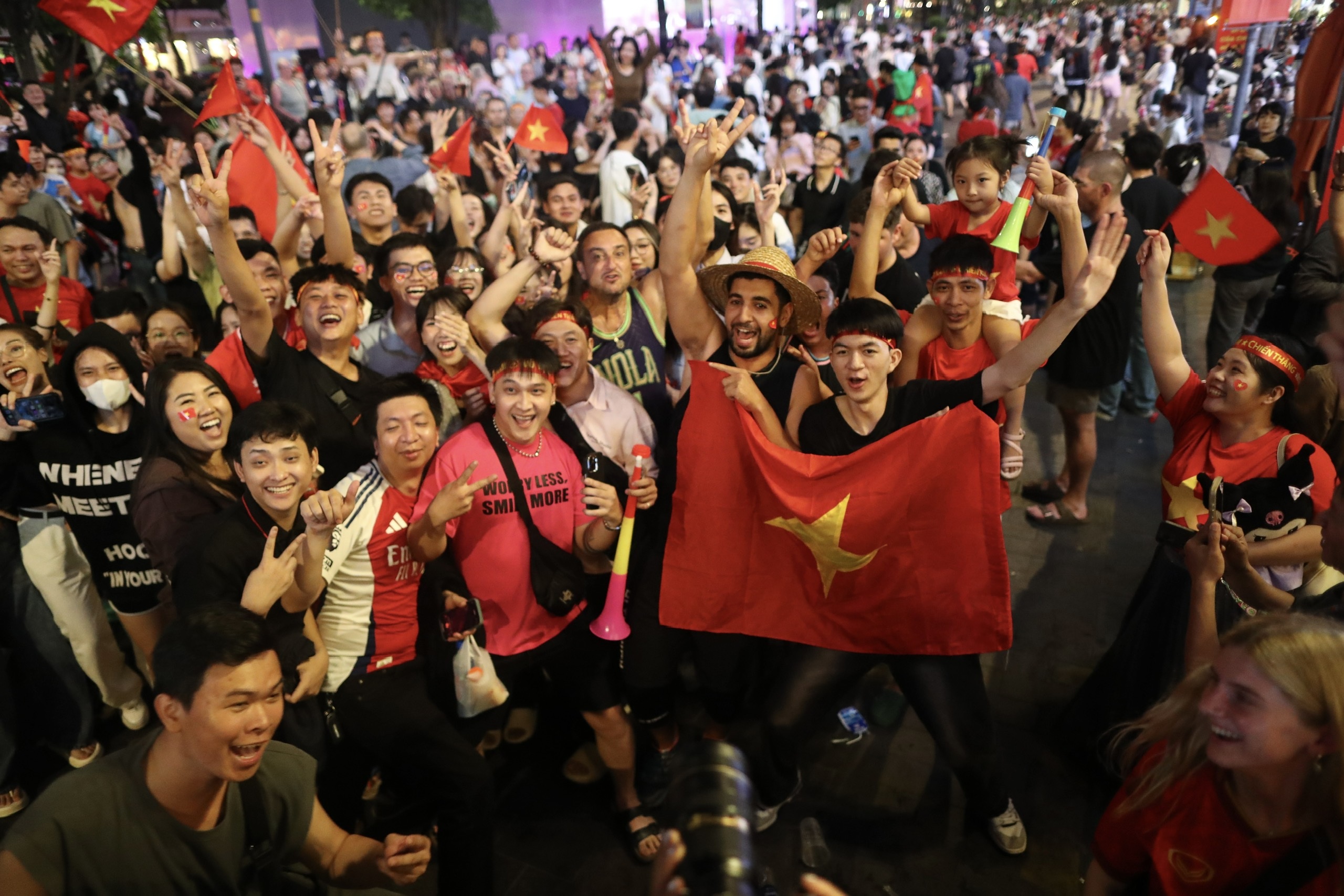 Phố đi bộ Nguyễn Huệ "rực cháy" sau khi Việt Nam vô địch ASEAN Cup 2024