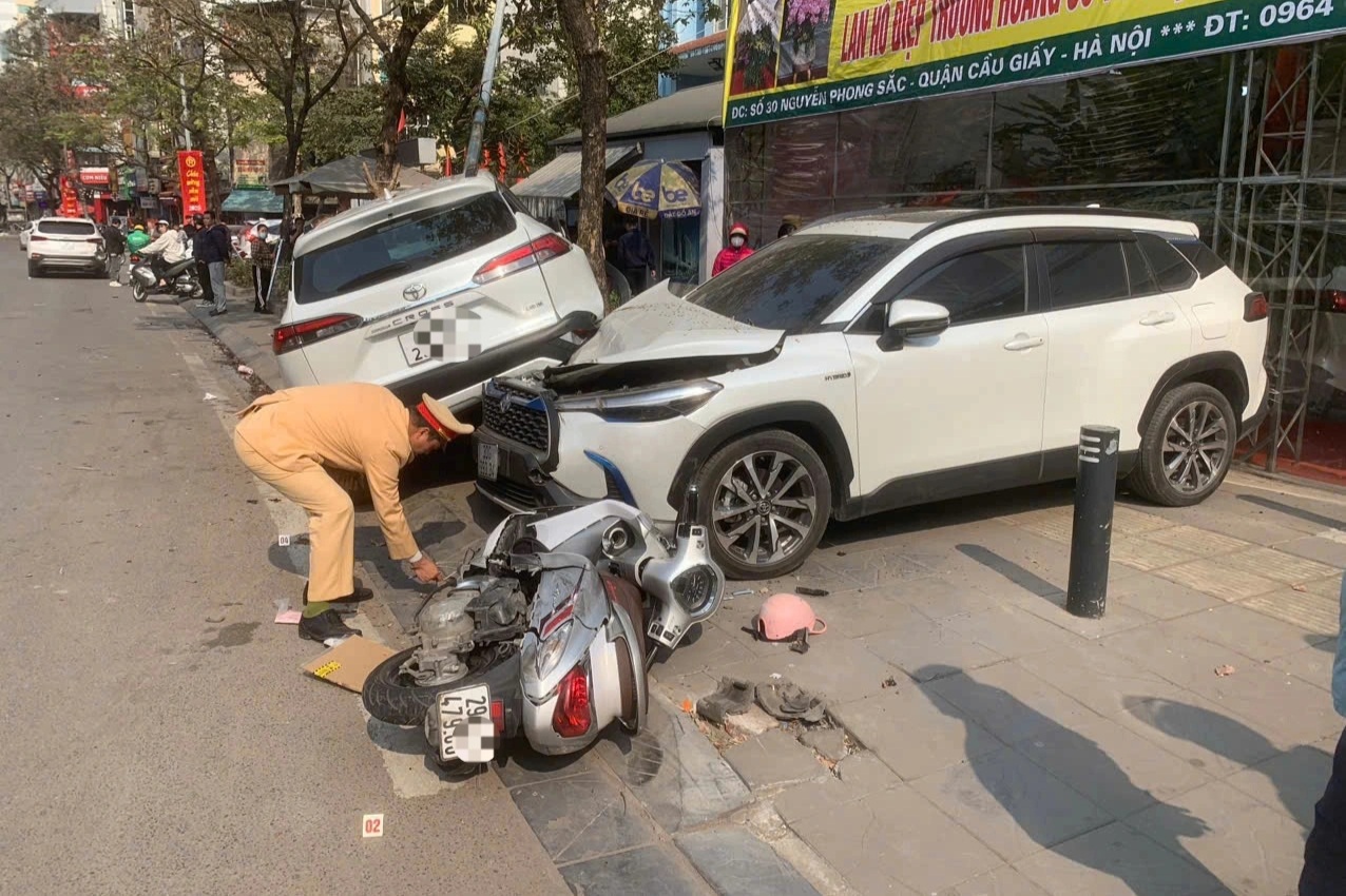Ô tô con tông hàng loạt phương tiện trên phố Hà Nội