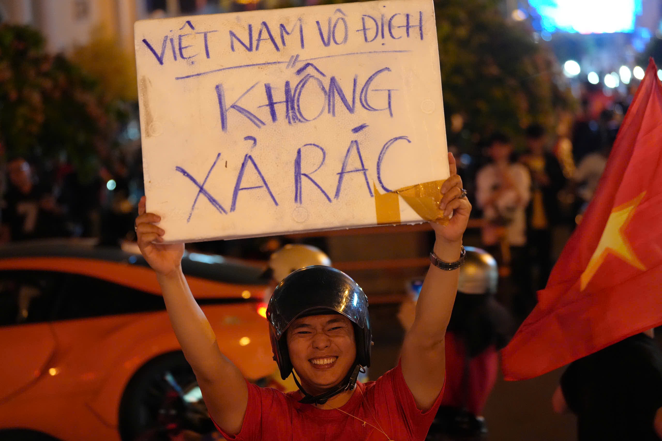 0h đêm, đường phố vẫn đầy những người hâm mộ "kỳ lạ"