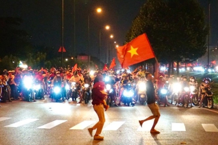"Đi bão" ăn mừng - cùng dừng đèn đỏ