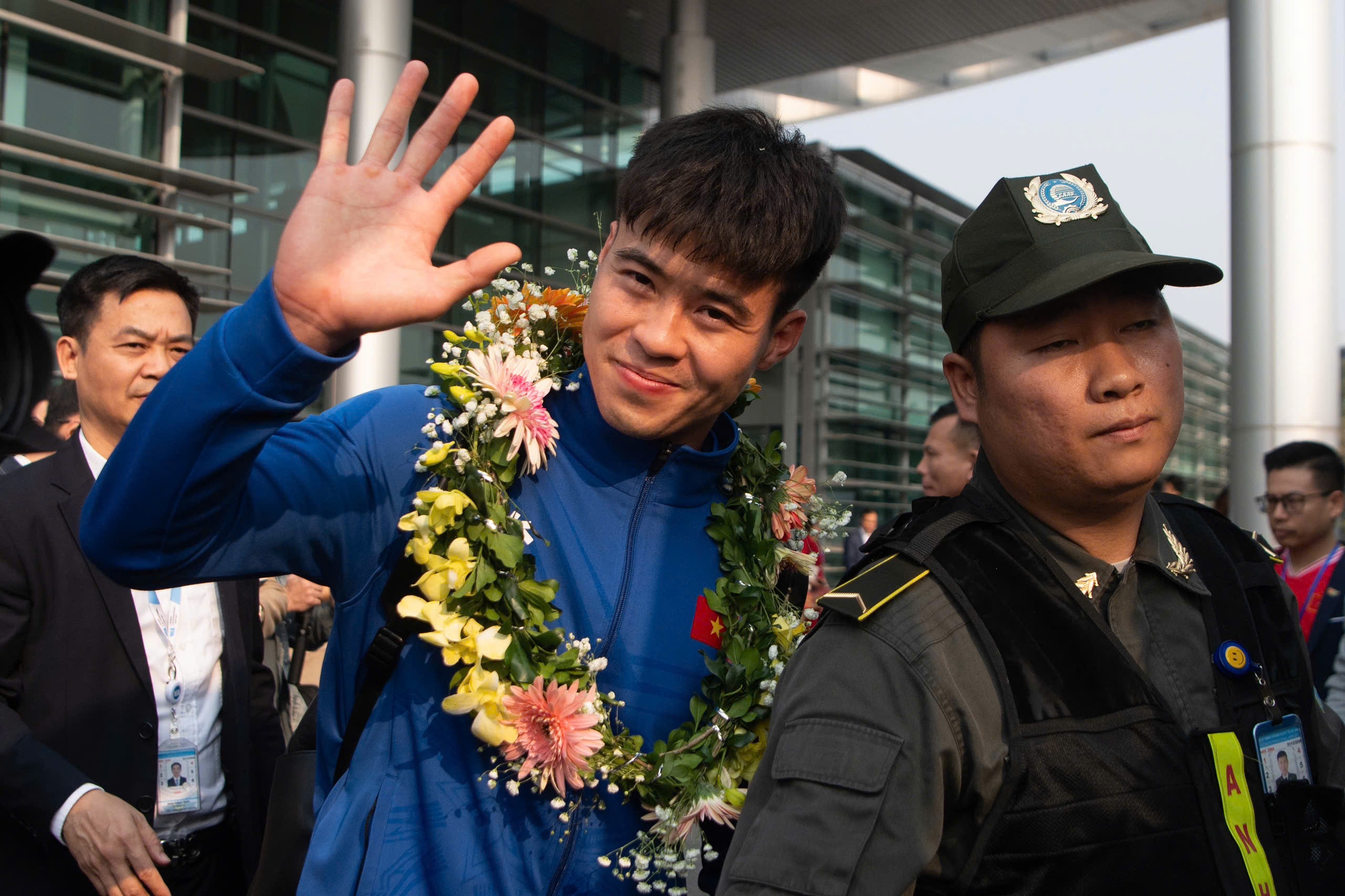 Duy Mạnh hé lộ hội thoại với Supachok, Văn Thanh phản ứng khi bị ném giày