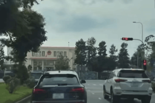 Khó khăn truy tìm xe Audi đi đến đâu đèn xanh đến đó ở TPHCM