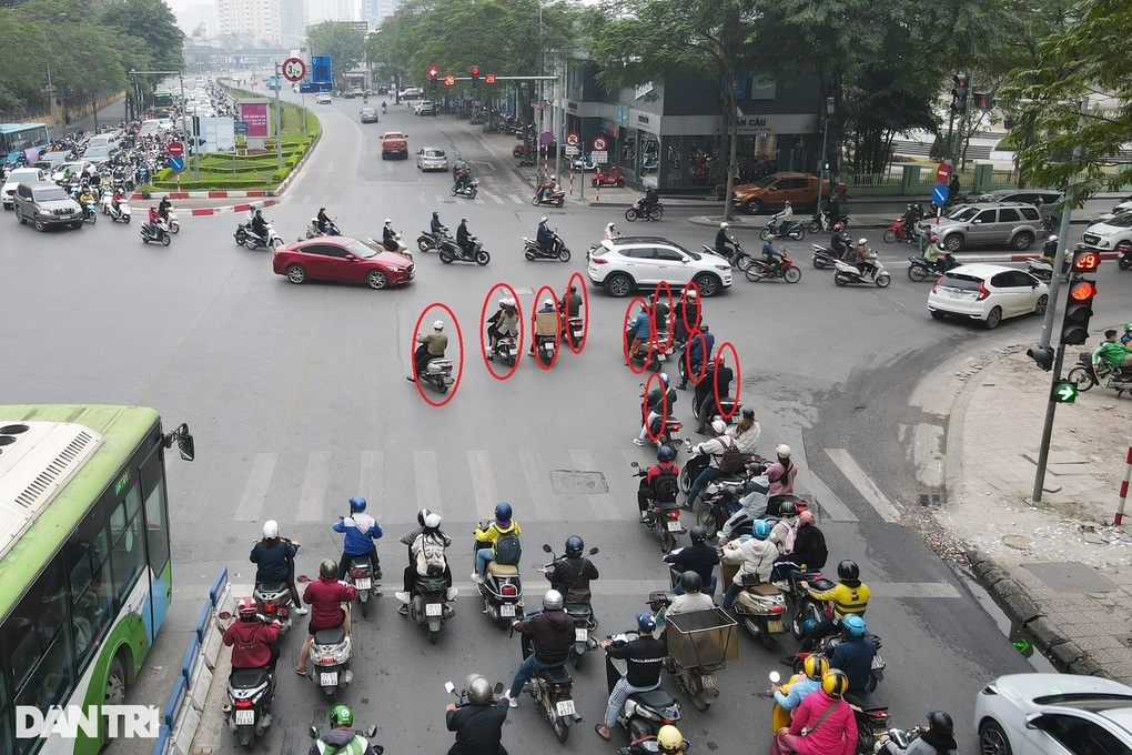 Đi xe máy qua vạch sơn, đèn chuyển vàng và đỏ có bị cảnh sát xử phạt không?