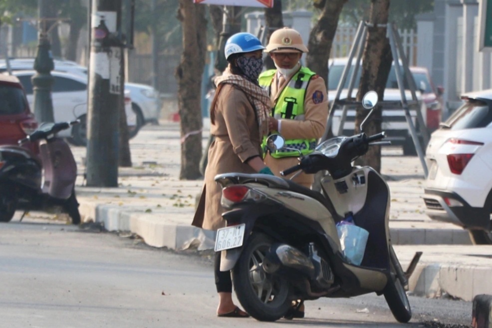Nhiều người vi phạm giao thông trên đường phố Vinh dù mức phạt tăng nặng