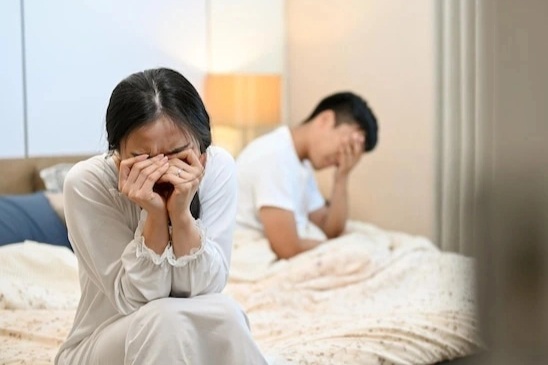 Bắt gặp vợ ngoại tình với bạn thân, tôi chỉ biết cười và nói đúng một câu