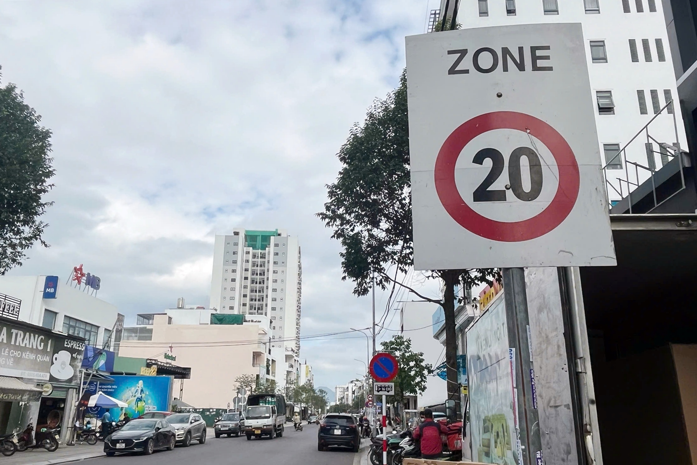 Tháo dỡ 2 biển báo "lạ" ở trung tâm thành phố Nha Trang