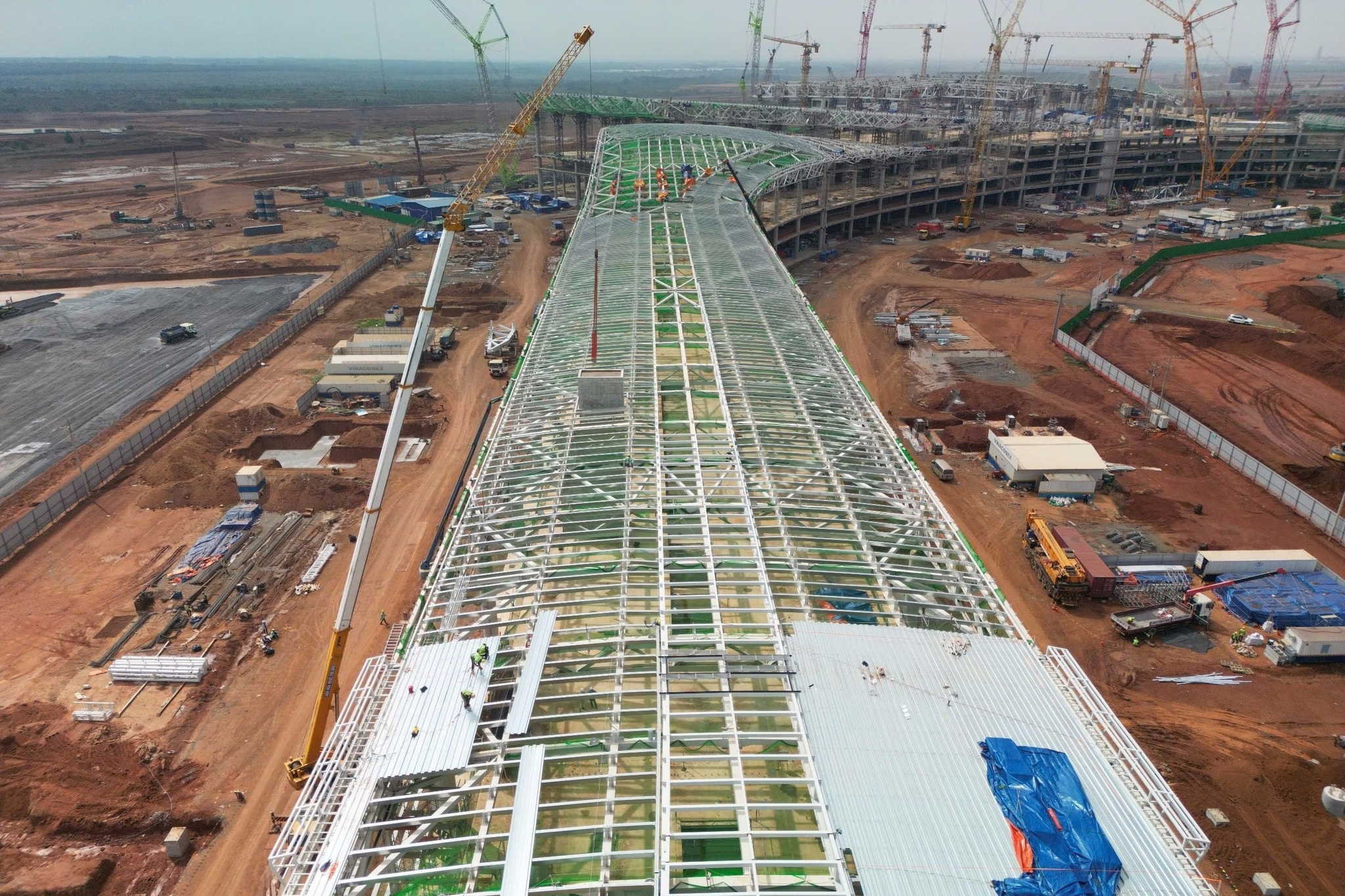 Sân bay Long Thành bắt đầu lợp mái tôn nhà ga hành khách