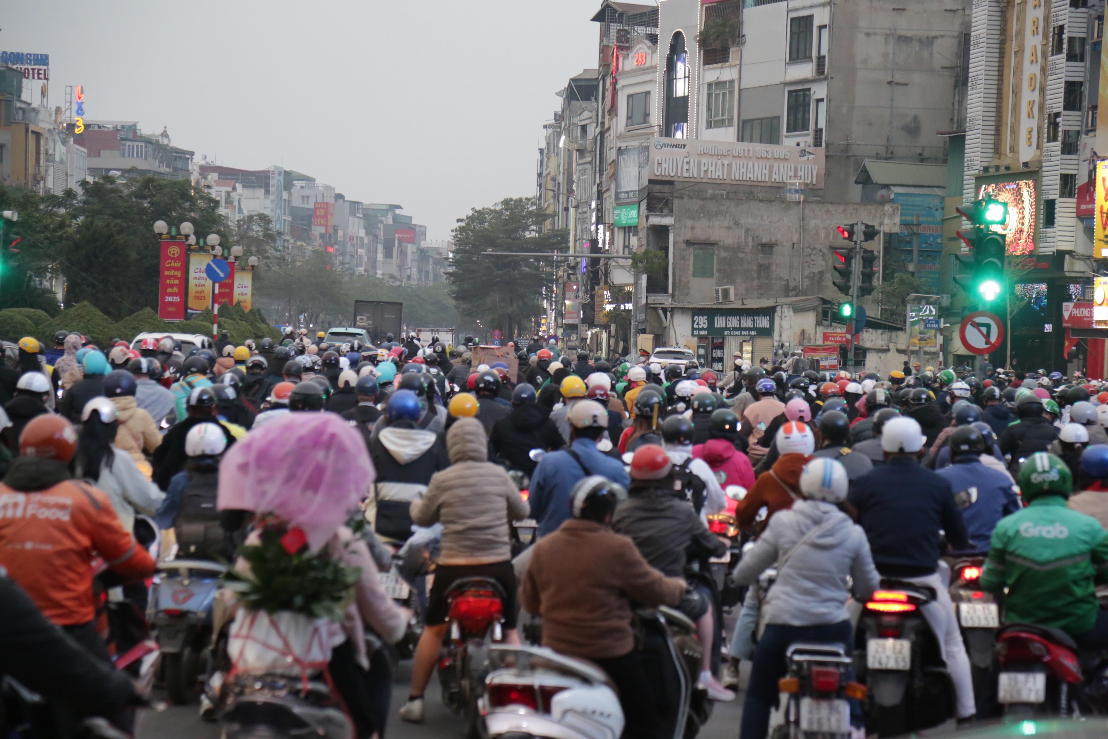 Giao thông Hà Nội ngày cận Tết: "Giờ nào cũng là cao điểm"